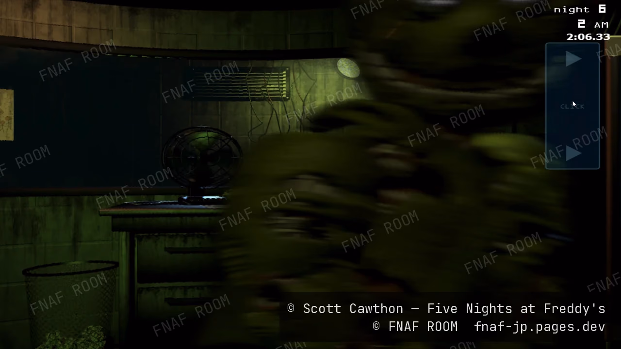 FNAF3の警備室で、Springtrapが画面の手前を左から右へ横切っている
